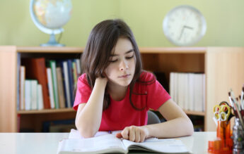 Cum pot mamele minore care își continuă studiile să obțină bursa de 700 de lei pe lună