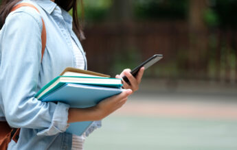 Telefoanele mobile și școala. Care sunt reglementările pe care elevii trebuie să le respecte