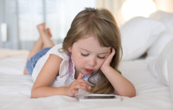 Aproape 50% dintre părinţi spun că i-au dat copilului primul telefon la vârsta de 5-8 ani