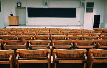 Petiție pentru dezbaterea privind titularizarea profesorilor suplinitori