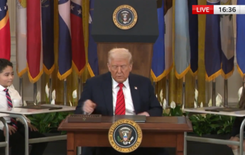 Trump a semnat, înconjurat de elevi, ordinul de desfiinţare a Departamentului Educaţiei