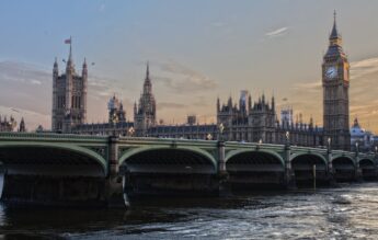 Fraudă uriașă cu împrumuturi studențești în Marea Britanie. Mii de români sunt suspectați