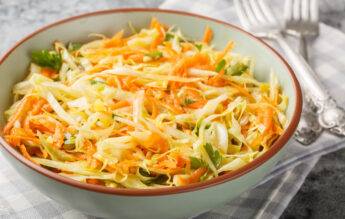 Lahanosalata – salata din Grecia care transformă ”Ești varză!” într-un compliment