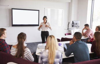 Peste jumătate din studenții la master și doctorat din România sunt femei – studiu Eurostat cu date din 2022