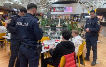 Zeci de elevi brașoveni au fost prinși chiulind la mall