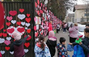 Mii de inimioare, realizate de copii pentru mamele lor, împânzesc gardul unei școli din Brașov