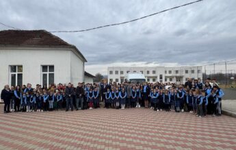 La o școală din Arad, profesorii poartă aceeași uniformă ca elevii