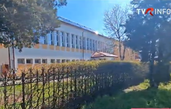Măsură anti-chiul la un liceu: gardul a fost vopsit cu păcură
