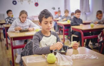 Ajută elevii vulnerabili să rămână la școală și „Hrănește-le foamea de carte”