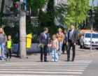 Ziua de după alegeri: Nicușor Dan, fotografiat în drum spre școală cu fetița sa