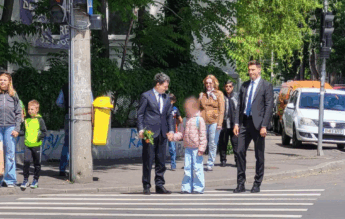 Ziua de după alegeri: Nicușor Dan, fotografiat în drum spre școală cu fetița sa