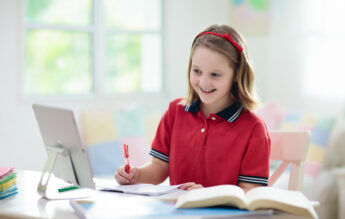 PREMIERĂ David propune legalizarea homeschoolingului, pentru situații excepționale