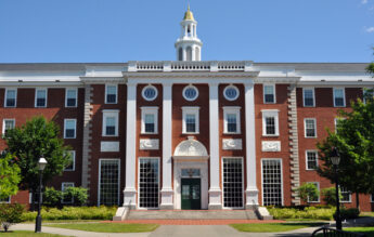 Un judecător blochează, temporar, interdicția impusă de Trump studenților de la Harvard