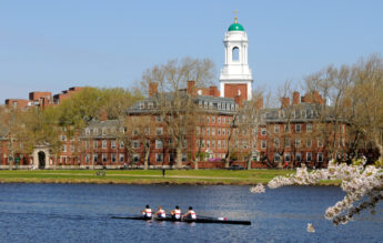 Interdicția ca Harvard să înscrie studenți străini, emisă de administrația Trump, a fost blocată