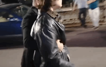 Student luat pe sus de bodyguarzi la sediul AUR, în seara alegerilor prezidențiale