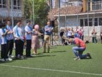 Un profesor din Alba Iulia a îngenuncheat în fața elevilor la festivitatea de absolvire