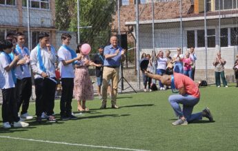 Un profesor din Alba Iulia a îngenuncheat în fața elevilor la festivitatea de absolvire