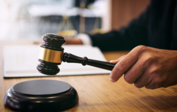 Profesor de matematică, iertat de justiție după ce a lovit o elevă: ”Nu există interes public”