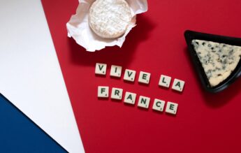 Sute de profesori, memoriu către ministrul Educației: „Nu tăiați orele de franceză!”
