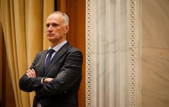 „Profesoara fiicei mele a spus că interesul ei e ca elevii să ia note mari, indiferent cum”- senatorul Sorin Șipoș