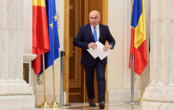 BREAKING Bolojan: Normele didactice cresc cu două ore. Se înjumătățește plata cu ora