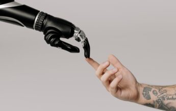 Studenții care gândesc critic se descurcă mai bine fără AI, arată un studiu realizat la Brașov