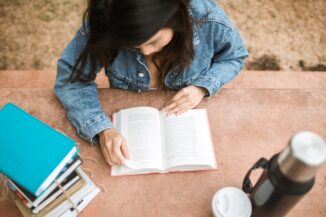 Elevii cu dificultăți de citire sunt mai expuși anxietății în adolescență, arată un studiu UBB