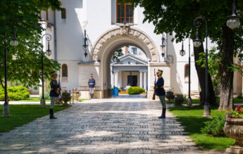Liderii sindicali din educație cer președintelui Nicușor Dan stoparea efectelor „Legii Bolojan”