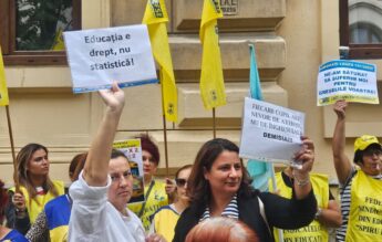 Profesorii continuă protestele în fața Ministerului Educației