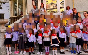 Preșcolari îmbrăcați în pionieri și puși să recite saluturi ale Șoimilor Patriei, la o grădiniță din Satu Mare