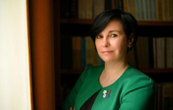 Prof. Antoaneta Luchian: Eu nu pot să scriu titlul lecției pe tablă și să stau să mă uit la elevi. Nu este în regulă