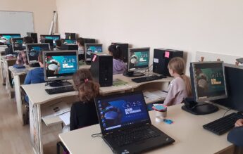 Școlile din comunități vulnerabile pot primi calculatoare recondiționate. Înscrieri deschise până pe 5 octombrie.