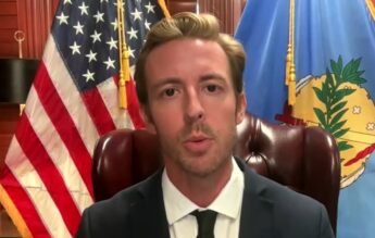 Americanul care voia „Biblia lui Trump” în școli demisionează și anunță o luptă anti-sindicate