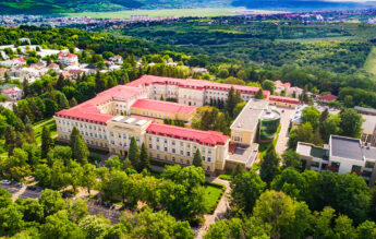 Profesorul de Etică acuzat de agresiuni sexuale, dat afară din universitate