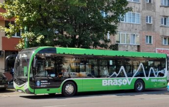 Elevii din Brașov merg la școală însoțiți de polițiști locali