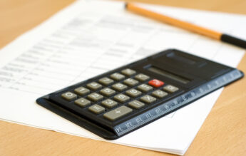 Costul standard per elev crește cu 6,5%. Decizia, luată de Guvernul Bolojan înainte de moțiune