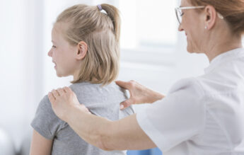 Asistenții medicali din școli, instruiți să identifice problemele ortopedice și de postură la copii