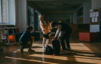 Elevii români se confruntă cu anxietate, oboseală și bullying, în lipsa sprijinului emoțional (raport)