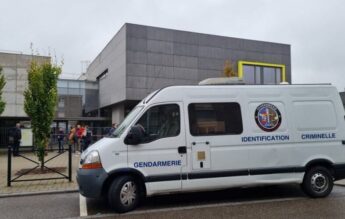 Atac cu armă albă într-o școală din Franța. O profesoară și atacatorul, răniți