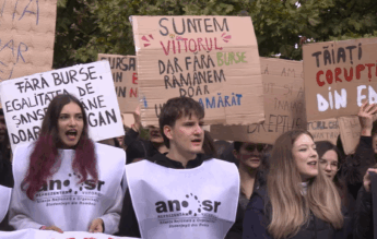 Peste 500 de studenți au protestat la Cluj-Napoca: „Tăiați din hoție, nu din studenție”