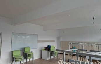 O școală a chemat părinții să zugrăvească sălile de clasă