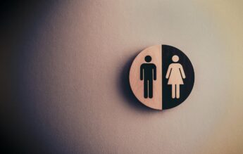 Anchetă la o școală din Timiș. Doi elevi s-au filmat în timp ce făceau sex în toaletă