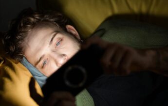 Un tânăr condamnat că a șantajat o elevă cu fotografii intime scapă datorită judecătorilor
