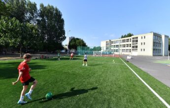 Profesoară revoltată că nu mai poate parca în curtea școlii după reabilitarea bazei sportive
