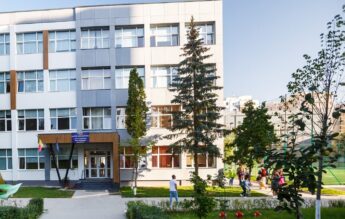 „Las-o pe maică-ta, că e proastă, bătrână și nu știe!” – abuzuri reclamate la o școală din Cluj