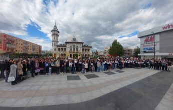 Sute de elevi de la două Colegii Naționale din Buzău au oferit cărți trecătorilor, în centrul orașului