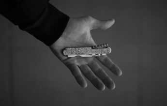 Elevă bătută și înjunghiată de doi colegi de liceu