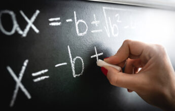 Profesoară de matematică, directoarea unei școli predă acum și fizică, chimie, biologie și TIC
