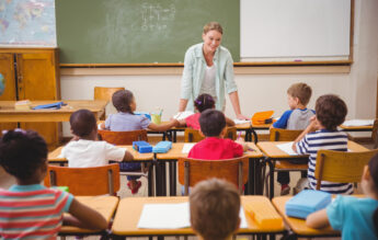 Profesorii din Republica Moldova primesc la repartizare până la 10.000 de euro. Record de angajări în sistem