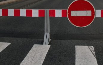 Curțile școlilor sibiene, transformate în parcări. Directorii spun că nu au alternative